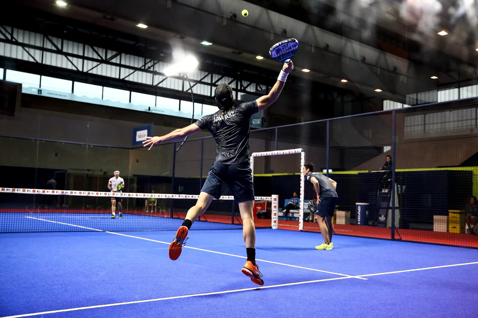 Joueur professionnel bondissant pour un smash lors du Vigo Open 2019 du World Padel Tour