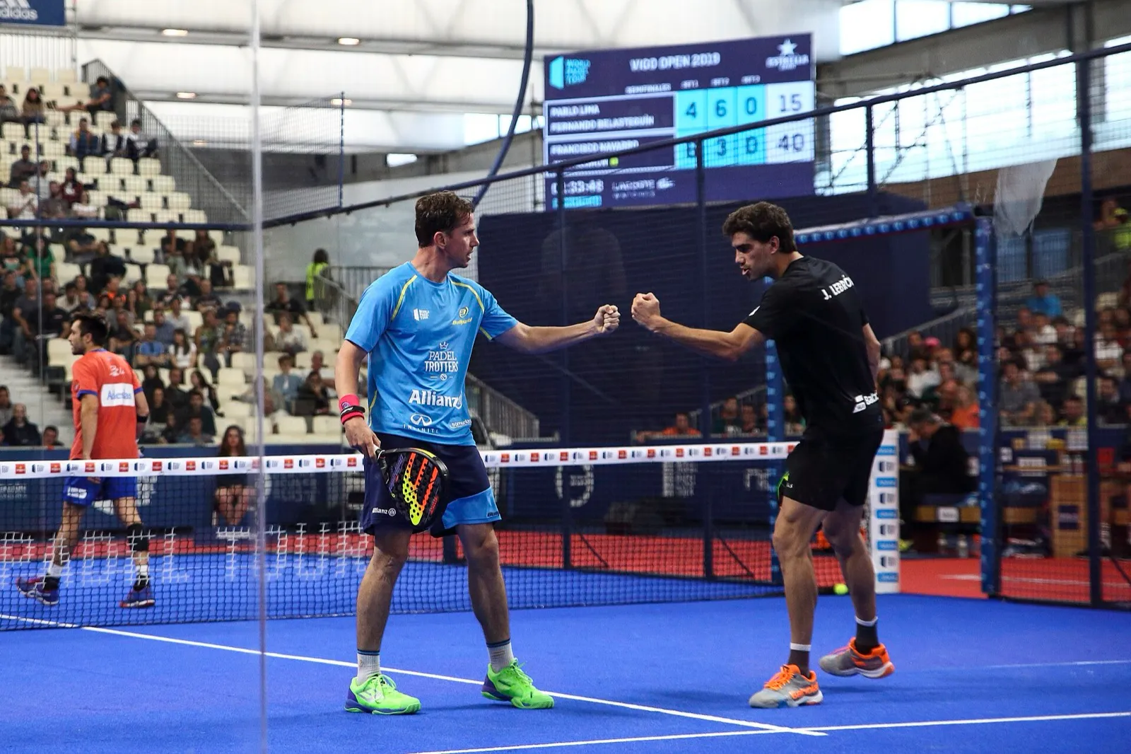 Juan Lebrón, en noir, tape le poing de son partenaire au Vigo Open 2019