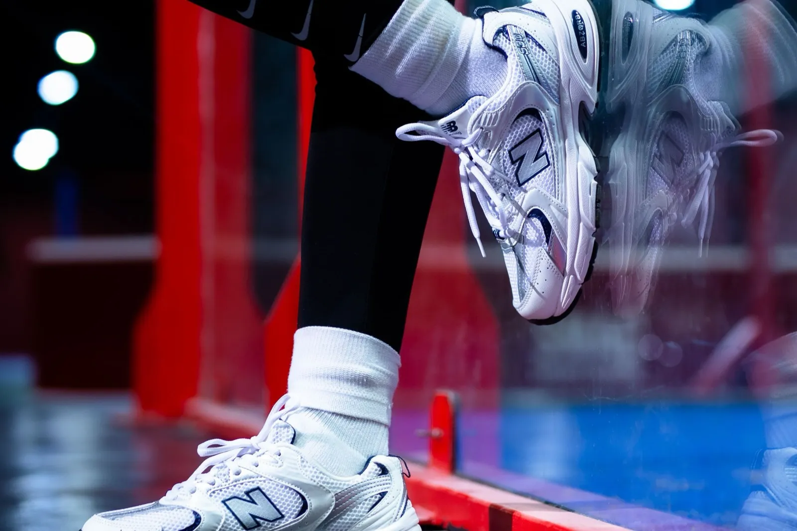 Gros plan sur les chaussures de sport blanches d’un joueur de padel en mouvement