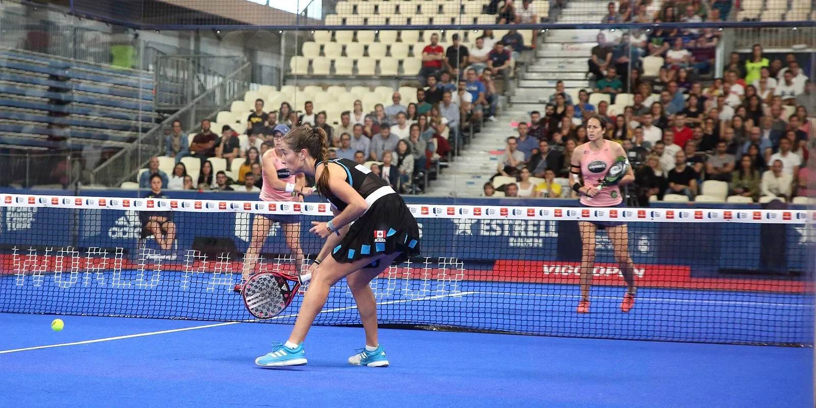 Joueuse professionnelle fléchie près du filet pendant un match du Vigo Open 2019