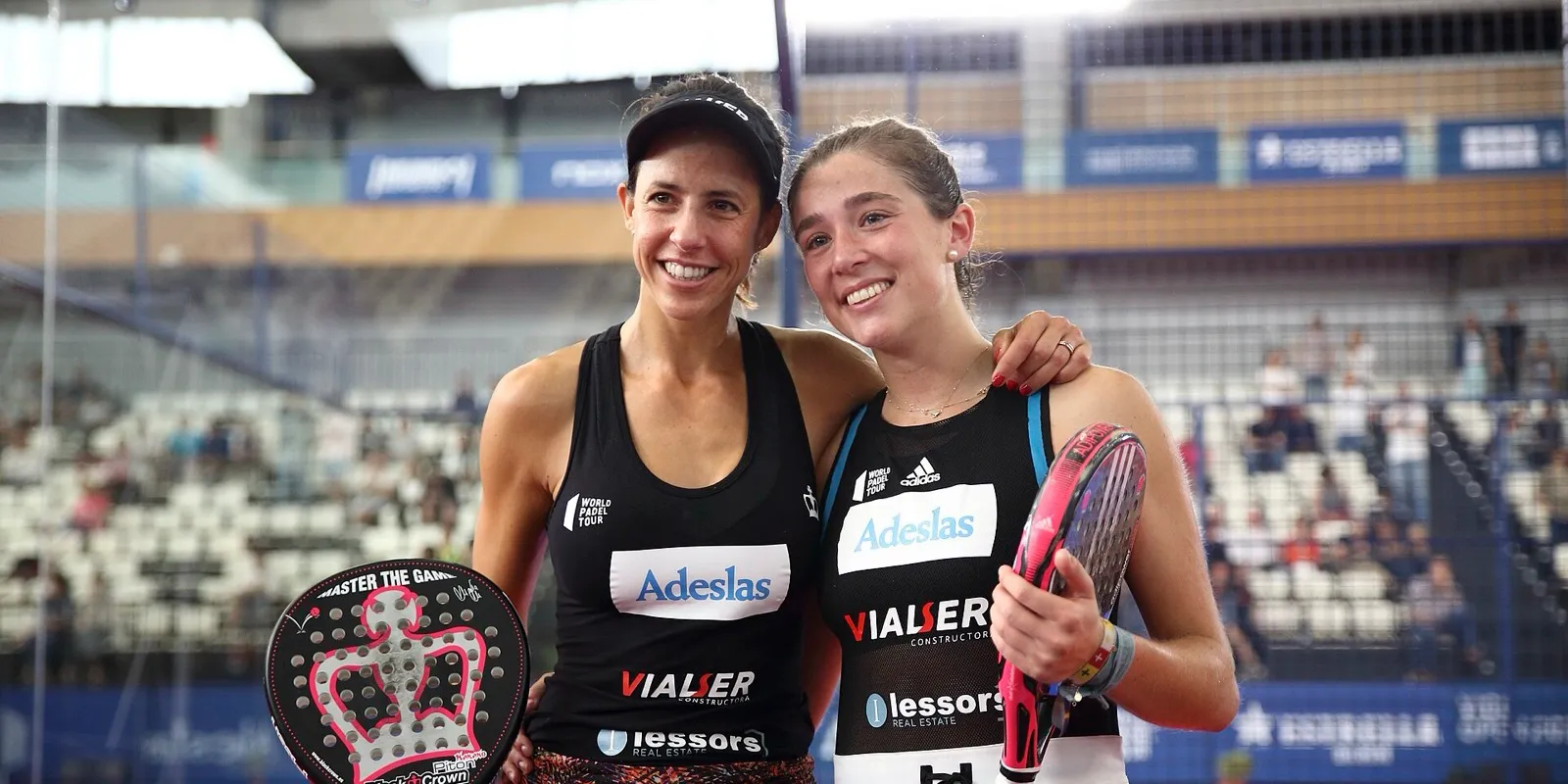 Deux joueuses professionnelles souriantes, raquettes en main, au Vigo Open 2019